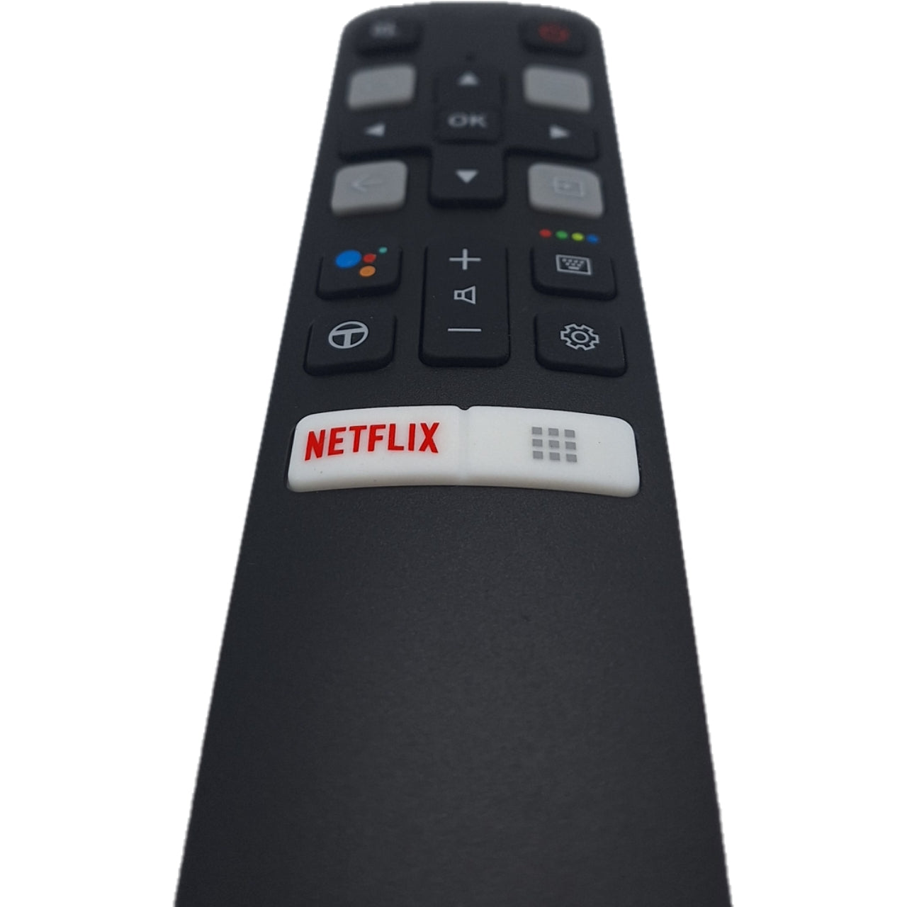 Vista inferior del mando RC802V compatible con televisores TCL. Inserta las pilas para disfrutar de un funcionamiento inmediato sin configuraciones previas.