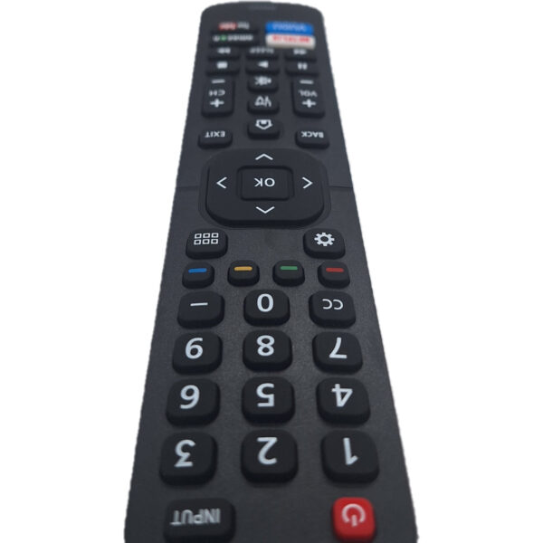 Vista superior del control remoto Hisense EN2A27. Diseño simple y eficiente para acceder rápidamente a tus plataformas de contenido.