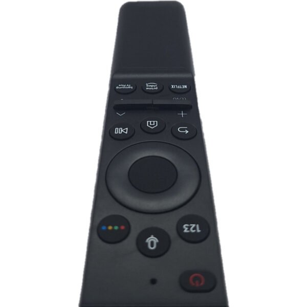 Vista inferior del mando BN59-01363A compatible con televisores Samsung Smart TV. Inserta las pilas y disfruta de su uso sin necesidad de configuraciones adicionales.